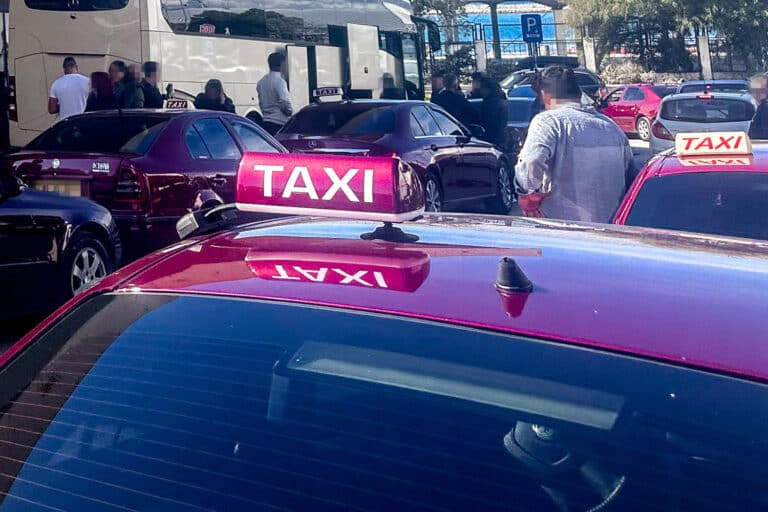 Πάτρα: Οδηγός ταξί παρέσυρε γατάκι και κάλεσε την Αστυνομία – Δεν έφυγε από το σημείο