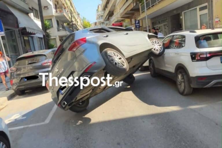 Τροχαίο στη Θεσσαλονίκη άφησε αυτοκίνητο… σκαρφαλωμένο πάνω σε άλλο όχημα (εικόνα)