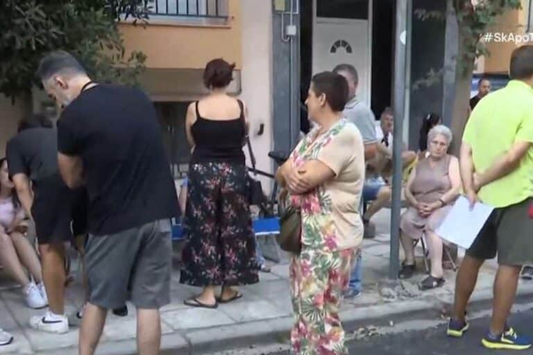Αδιανόητο: Πολίτες κοιμήθηκαν έξω από το ΑΤ Τούμπας στη Θεσσαλονίκη για να εκδώσουν διαβατήριο με την παλιά ταυτότητα (βίντεο)