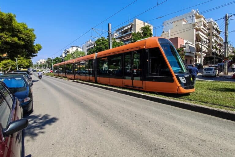Αιματηρό επεισόδιο στη Βούλα: Άνδρας τραυμάτισε επιβάτη με σπασμένο μπουκάλι μέσα στο τραμ και εξαφανίστηκε