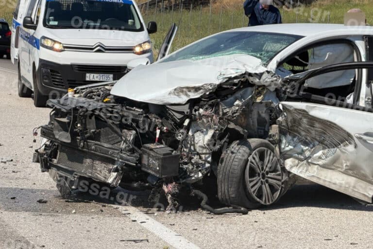 Λάρισα: Σφοδρή σύγκρουση ΙΧ με φορτηγό – Διαλύθηκε το μπροστινό μέρος του αυτοκινήτου, σώθηκε ο οδηγός (εικόνες)
