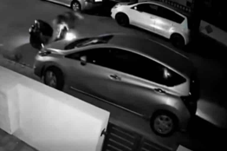 Λάρισα: Οδηγός δικύκλου έπεσε σε σταθμευμένο αυτοκίνητο και εγκατέλειψε το σημείο – Δείτε βίντεο