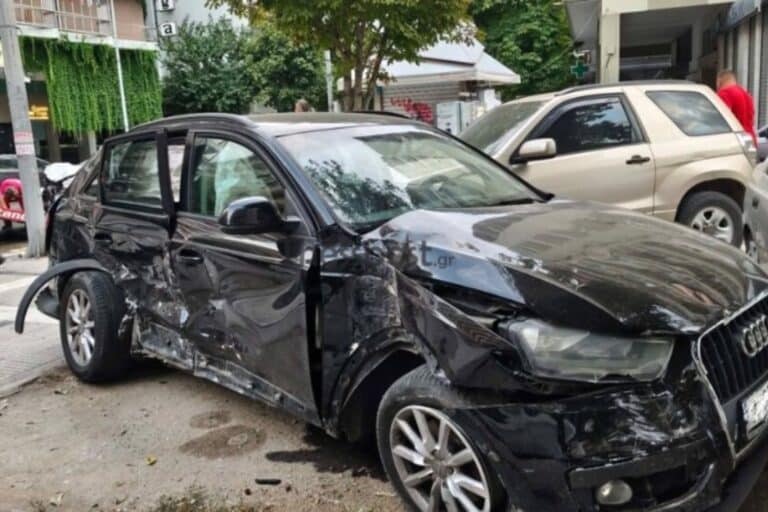 Τρομακτικό τροχαίο στη Θεσσαλονίκη: ΙΧ συγκρούστηκαν και έπεσαν πάνω σε άλλα έξι σταθμευμένα – Δύο τραυματίες (βίντεο)