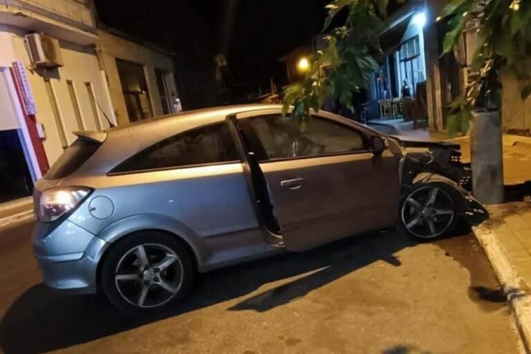 Χανιά: Αυτοκίνητο «καρφώθηκε» σε κολόνα της ΔΕΗ