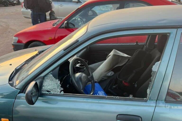 Αδιανόητες εικόνες στη Μαγούλα: Λεηλάτησαν αυτοκίνητα πυροσβεστών που επιχειρούσαν στις φωτιές 