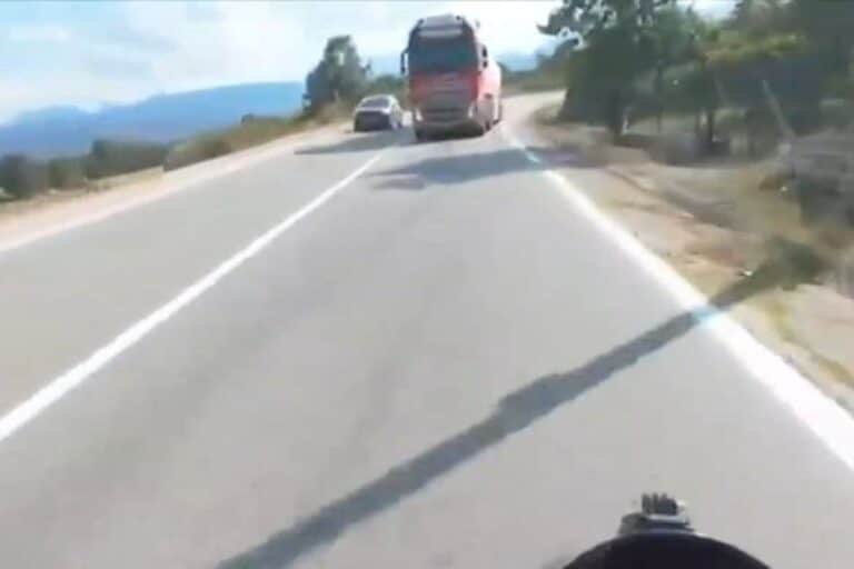 Ταυτοποιήθηκε ο οδηγός του βυτιοφόρου που έκανε προσπέραση σε στροφή και παραλίγο να σκοτώσει αναβάτη μηχανής – Πού εντοπίστηκε (βίντεο)