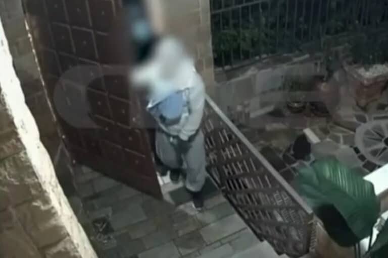 Βούλα: Κουκουλοφόροι εισέβαλαν σε σπίτι τα ξημερώματα – Βίντεο ντοκουμέντο από τη δράση τους