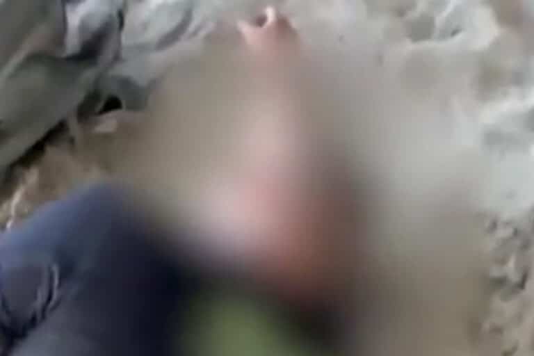 Χαλκιδική: Πυροσβέστης κατέρρευσε την ώρα που εκκένωναν την παραλία Σίβηρης – Διασώστης τού έδωσε τις πρώτες βοήθειες (βίντεο)