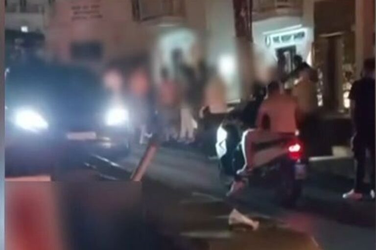 Μύκονος: Τουρίστες έπαιξαν ξύλο στη μέση του δρόμου – «Δεν τους σταματούσε τίποτα» (βίντεο)