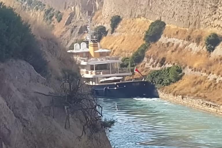 Βίντεο: Η στιγμή που γιοτ αξίας 50 εκατ. δολαρίων προσκρούει στα τοιχώματα του Ισθμού της Κορίνθου