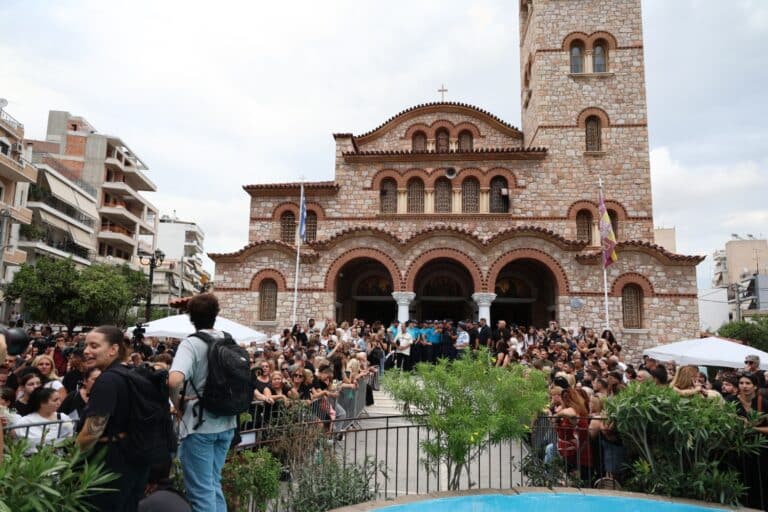 Γιώργος Μαζωνάκης: Πλήθος κόσμου για τη λαϊκή αγρυπνία στον ιερό ναό Αγίας Τριάδας στη Νίκαια (εικόνες & βίντεο)
