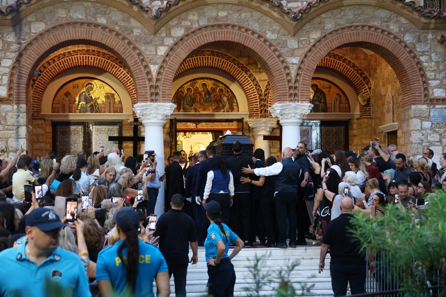 agia triada mazwnakis 13 9 3