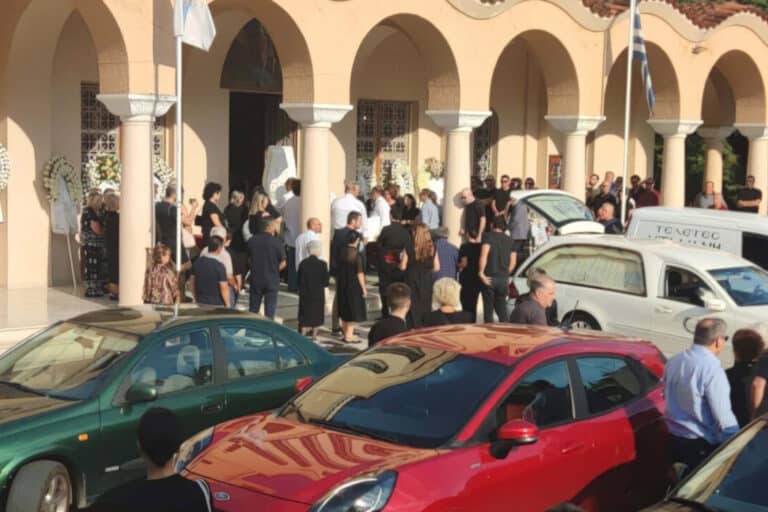 Αγρίνιο: Θλίψη στην κηδεία του αδερφού της Όλγας Φαρμάκη που πέθανε σε ηλικία 32 ετών (βίντεο)