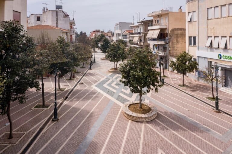Αμαλιάδα: Συνελήφθησαν δύο άνδρες για έκρηξη και εμπρησμό σε πολυκατοικία – Τους πρόδωσαν κράνος και κουκούλα