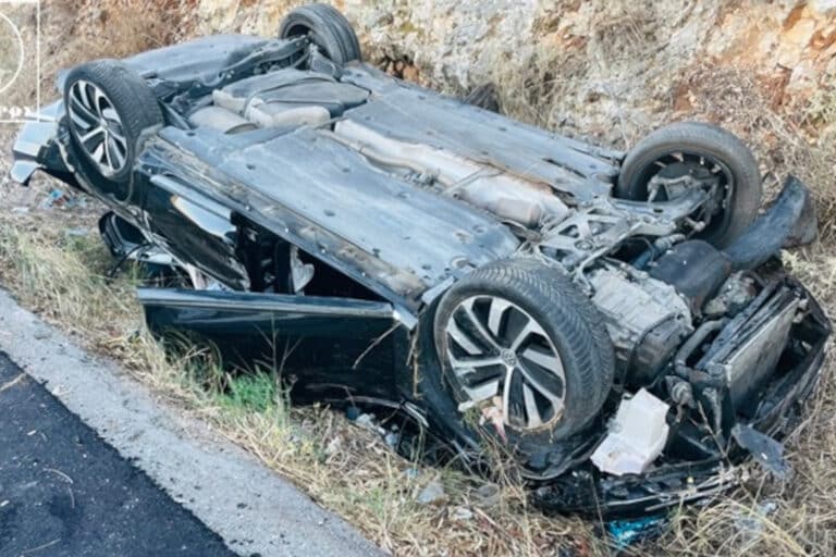 Αμφιλοχία: Οικογένεια βγήκε ζωντανή από αυτοκίνητο που έγινε συντρίμμια – Τέσσερις επέβαιναν στο ΙΧ