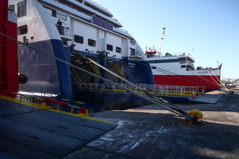 Απαγόρευση απόπλου για το «Super Express» μετά από επακούμβηση στον προβλήτα του λιμανιού της Ραφήνας