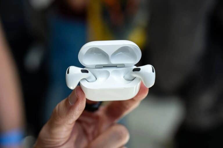 Apple AirPods 5: Έφτασαν στην Ελλάδα με αναβαθμισμένο ANC και δύο διαφορετικές εκδόσεις