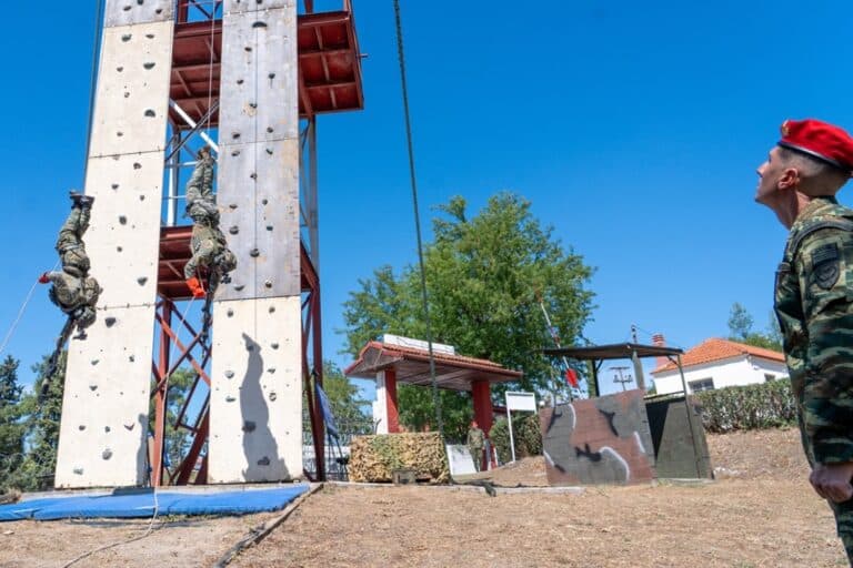 Ο Αρχηγός ΓΕΣ επισκέφθηκε τη Σχολή Πολέμου Στρατού Ξηράς και την 71 Αερομεταφερόμενη Ταξιαρχία (εικόνες)