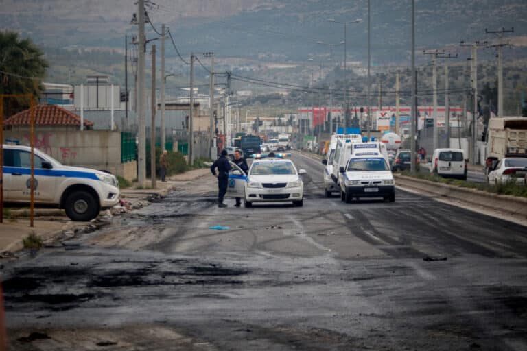 Ασπρόπυργος: Έφοδος της ΕΛ.ΑΣ. σε οικισμό — 12 συλλήψεις και αποξήλωση 1.120 μέτρων καλωδίων