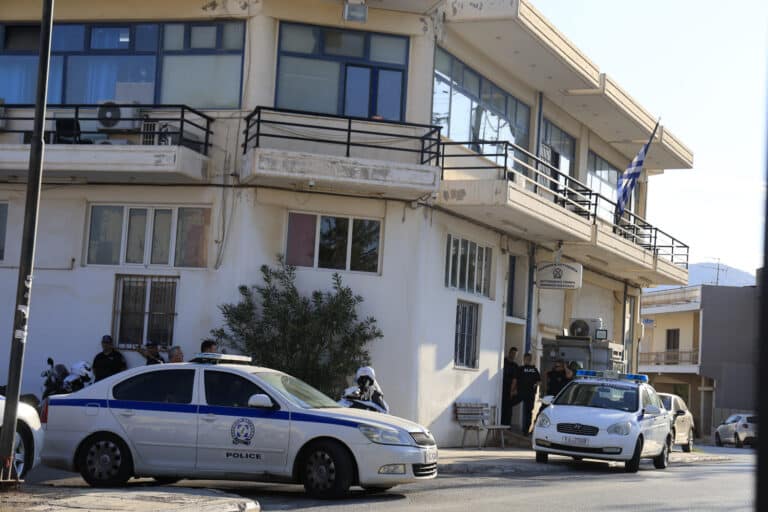 Μάνδρα: «Ρίξε μου, αφού κρατάς το όπλο» – Τι περιγράφουν αυτόπτες μάρτυρες για την εισβολή του 31χρονου στο ΑΤ