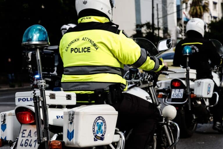 Καλλιθέα: Σύγκρουση τριών οχημάτων στη Λεωφόρο Ποσειδώνος – Με δυσκολία η κυκλοφορία προς Γλυφάδα