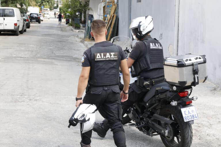 Αττική: Πέντε συλλήψεις μετά από καταδιώξεις – 16χρονος κινήθηκε με μηχανή εναντίον αστυνομικών