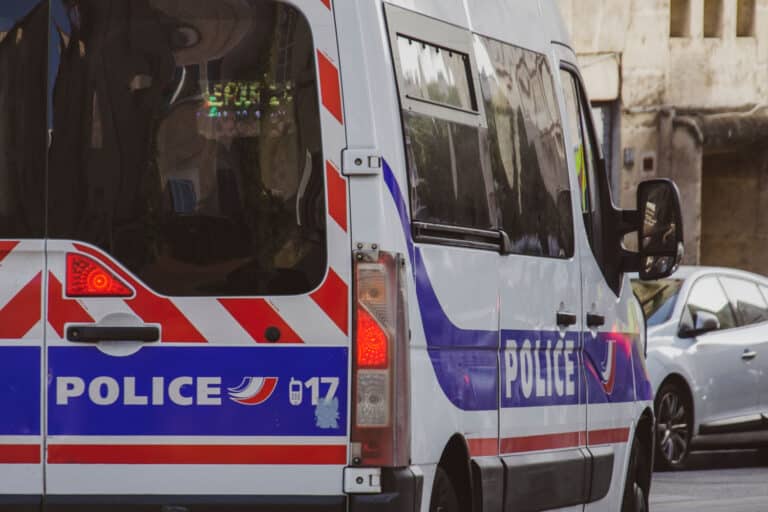 Γαλλία: Αστυνομικός πυροβόλησε μαθητή στο πρόσωπο με εκτοξευτή – «Το στόμα του έχει διαλυθεί», λέει η μητέρα του (βίντεο)