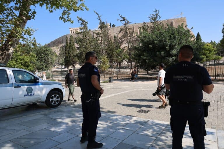 Αστυνομικοί συνέλαβαν άνδρα με μαχαίρια και αεροβόλο όπλο στο Θησείο