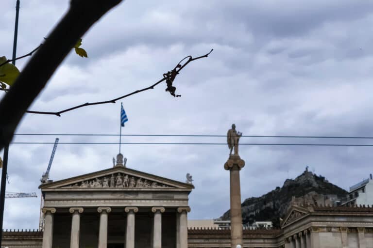 Λήξη συναγερμού στο κέντρο της Αθήνας – Ρούχα περιείχε το ύποπτο σακίδιο