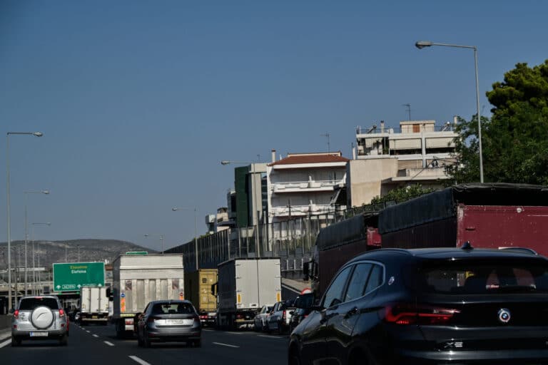 Τροχαίο στην Αττική Οδό: Δυσχέρεια στην κυκλοφορία μετά από σύγκρουση ΙΧ με λεωφορείο