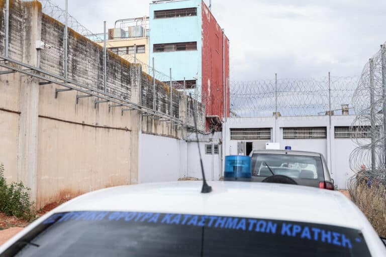 Έξι συλλήψεις στις φυλακές Αυλώνα, ανάμεσά τους και σωφρονιστικός υπάλληλος – Κατασχέθηκαν κοκαΐνη, κάνναβη και κινητά (εικόνα)