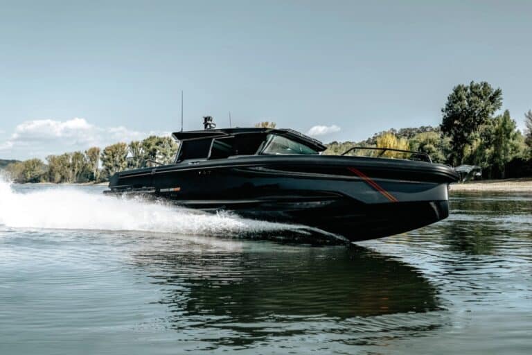 BRABUS Shadow 1000 XC Cross Cabin: Η «Μαύρη Σκιά» των 1.000 ίππων κατακτά τη θάλασσα