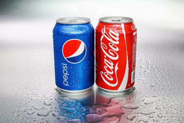 Coca Cola vs Pepsi: Η απόλυτη σύγκριση των δύο αναψυκτικών – Πού μοιάζουν, που διαφέρουν