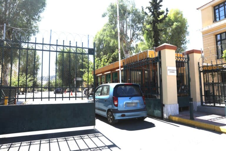 Μαραθώνας: Στην Ευελπίδων η 68χρονη και ο γιος της για τα οστά της ηλικιωμένης που βρέθηκαν σε υπόγεια αποθήκη 