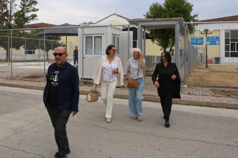 Δίκη για τα Τέμπη: Συγκλόνισαν οι γονείς της Φραντζέσκας Μπέζα – «Το σπίτι μας έγινε νεκροταφείο»