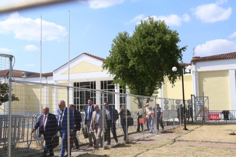 Τέμπη: Ένταση και διακοπή στη δίκη – «Το παιδί μας το σκοτώσανε πολλές φορές»