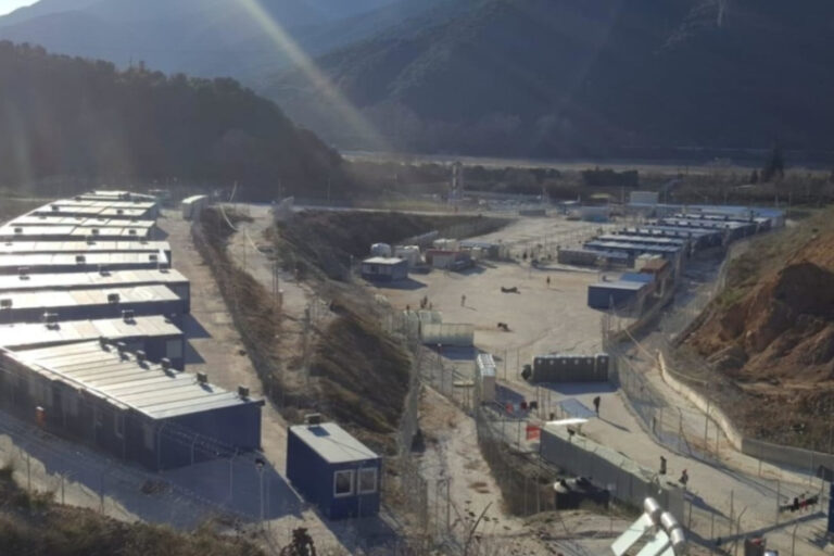 Σέρρες: Νέα επεισόδια στη δομή μεταναστών, πέταξαν πέτρες σε αστυνομικούς και προκάλεσαν φθορές σε περιπολικό