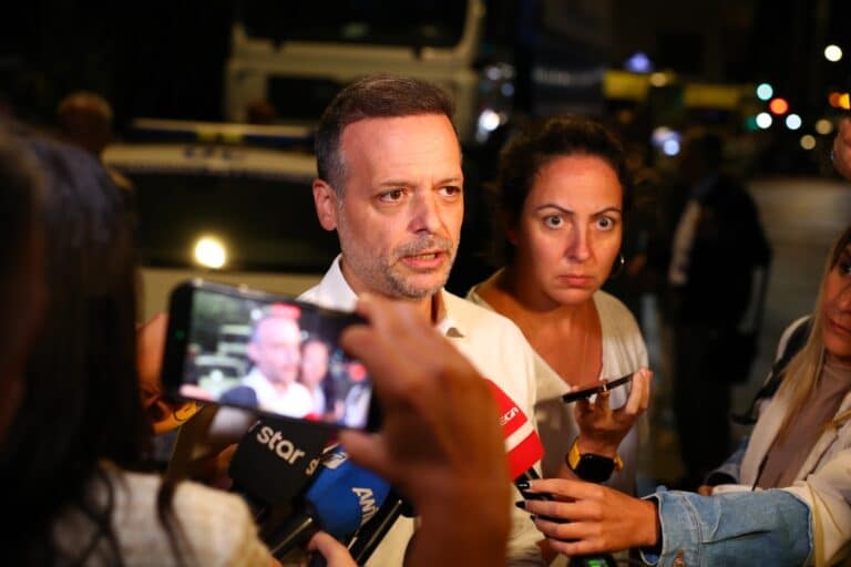 Δούκας για την έκρηξη στην Πλάκα: «Εξετάζεται το ενδεχόμενο εκτεταμένης διαρροής»