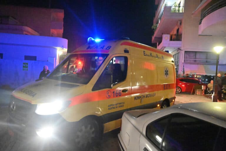 Πάτρα: ΙΧ «καρφώθηκε» σε αυλή σπιτιού και τυλίχθηκε στις φλόγες – Εγκατέλειψε το σημείο ο οδηγός (εικόνες)