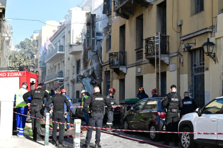 Κατάρρευση κτιρίου στην Πλάκα: Οι διασώστες ψάχνουν πέντε άτομα – Οι τελευταίες πληροφορίες