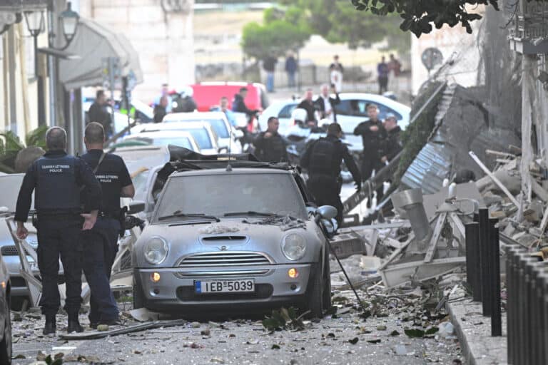 Πλάκα: Κατέρρευσε κτίριο μετά από έκρηξη – Στο νοσοκομείο δύο γυναίκες που είχαν εγκλωβιστεί στα συντρίμμια