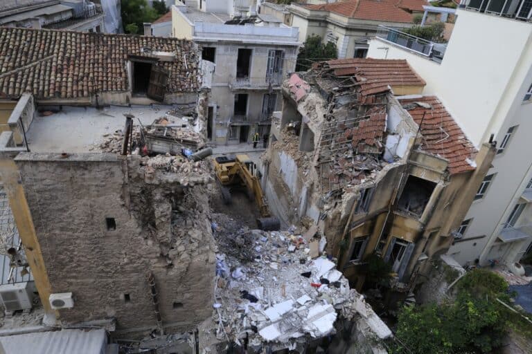 Πλάκα: Τι εξετάζουν οι πραγματογνώμονες για την έκρηξη – «Μεγαλύτερη εκτόνωση φαίνεται στον δεύτερο όροφο» λέει η Πυροσβεστική