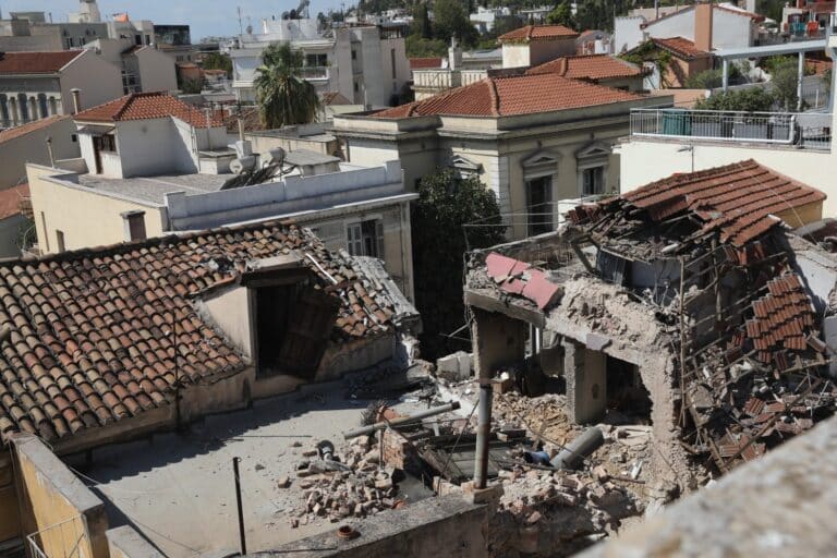 Έκρηξη στην Πλάκα: «Τοποθετούμε υποστυλώματα για να συνεχιστεί η έρευνα» λέει ο Τσίγκας – Τι ερευνάται