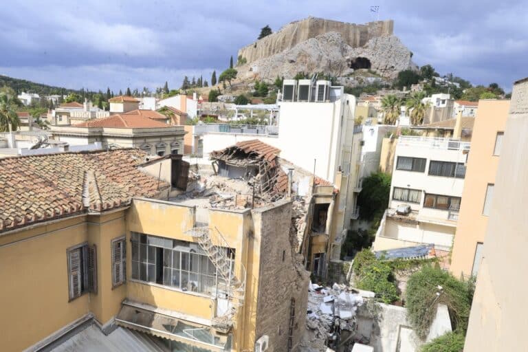 Πλάκα: Ξεκινούν έλεγχοι στατικότητας και αυτοψίες – οι Αρχές αναζητούν τα αίτια της φονικής έκρηξης στο φυσικό αέριο
