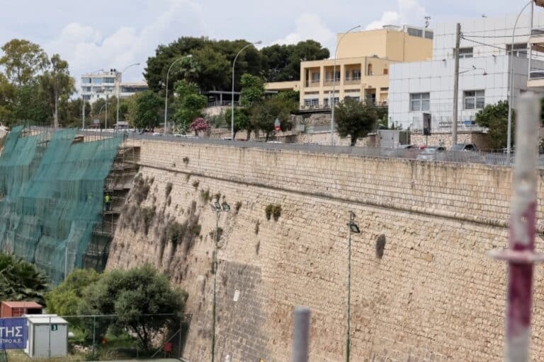Ηράκλειο: Κατέληξε ο 54χρονος που έπεσε από τα Ενετικά Τείχη – Εξετάζεται το ενδεχόμενο να πήδηξε στο κενό