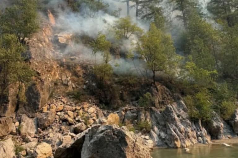 Κόνιτσα: Μαίνεται ανεξέλεγκτη η φωτιά στην Τραπεζίτσα – Μάχη για να μην κατέβουν οι φλόγες προς την πόλη