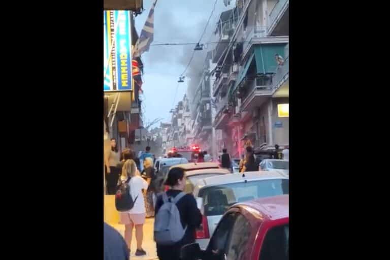 Φωτιά σε διαμέρισμα στην Κυψέλη – Συναγερμός στην Πυροσβεστική (βίντεο)