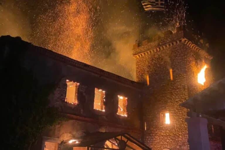 Πάτρα: Φωτιά και εκρήξεις στην Achaia Clauss – Στις φλόγες κτίριο της ιστορικής οινοποιίας (βίντεο)