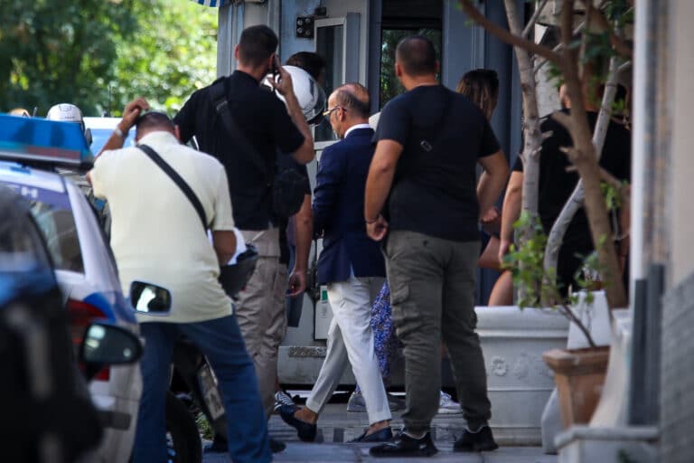 Νέες μαρτυρίες για τους γιατρούς της Καρνεάδου – «Τους είπα ότι έχω αίμα και ξαφνικά ξέκοψαν»
