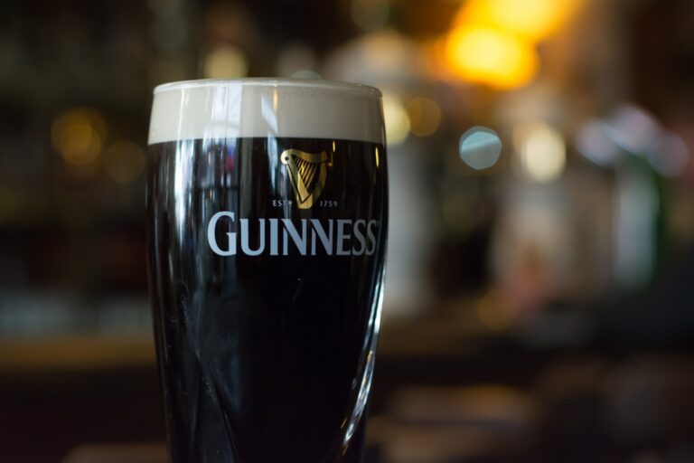 Guinness: Η ιστορία, η γεύση και τα μυστικά της εμβληματικής ιρλανδικής μπύρας